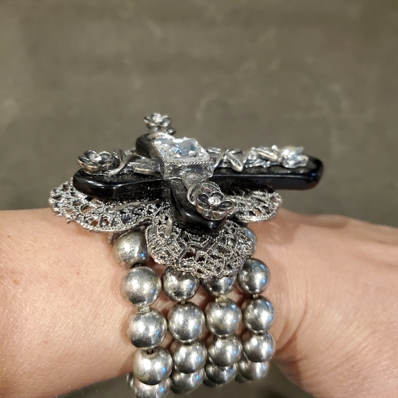 Cross stretch bracelet with rhinestones - Picture 2 of 6